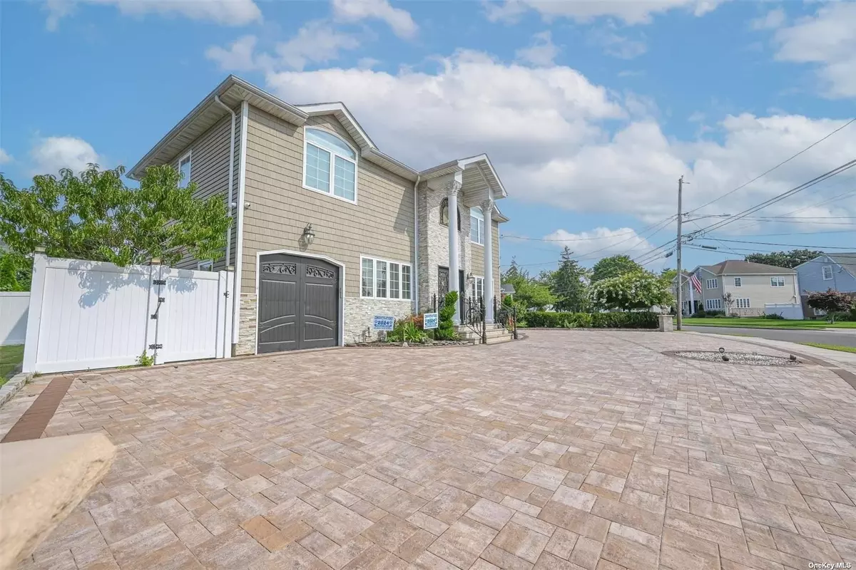 Merrick, NY 11566,1056 North DR