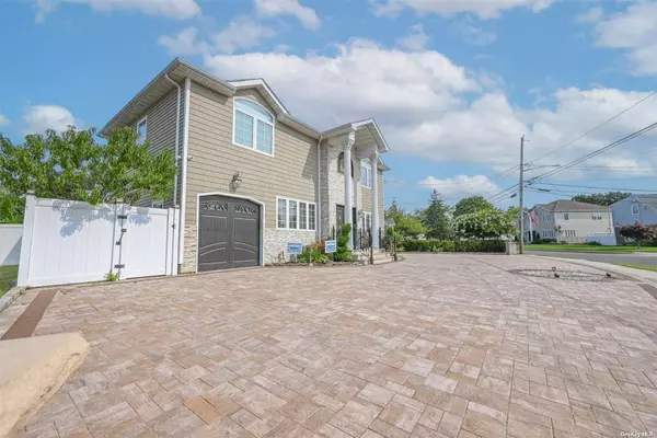 1056 North DR, Merrick, NY 11566