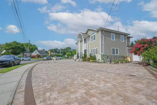 Merrick, NY 11566,1056 North DR