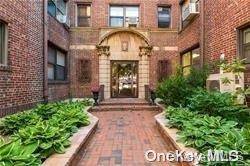 7 Bond ST #3K, Great Neck, NY 11021