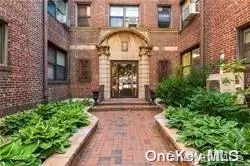 7 Bond ST #3K, Great Neck, NY 11021