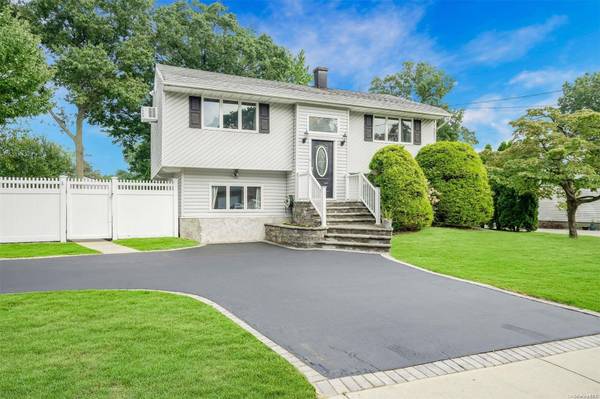 21 Norwalk LN, Selden, NY 11784