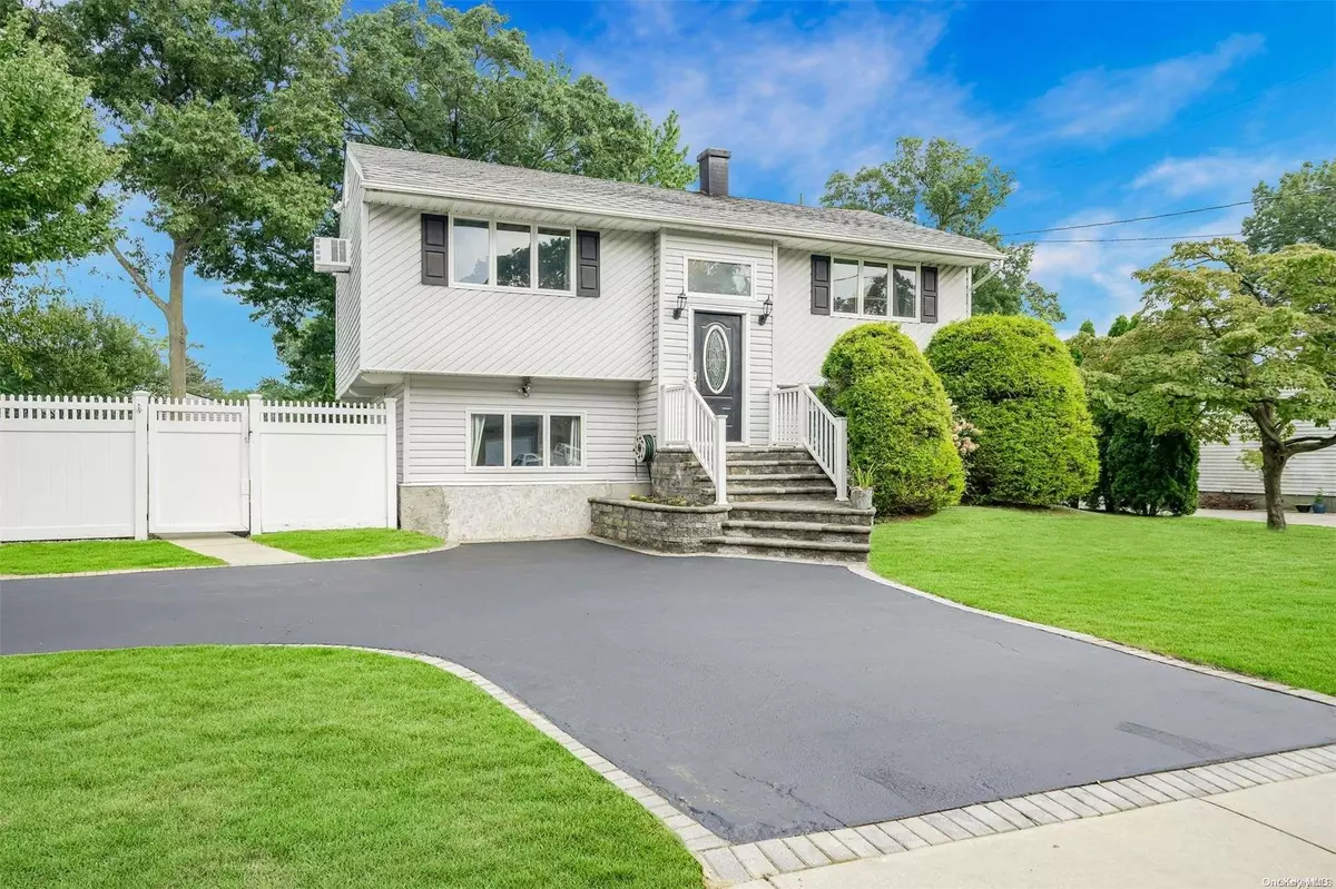 Selden, NY 11784,21 Norwalk LN