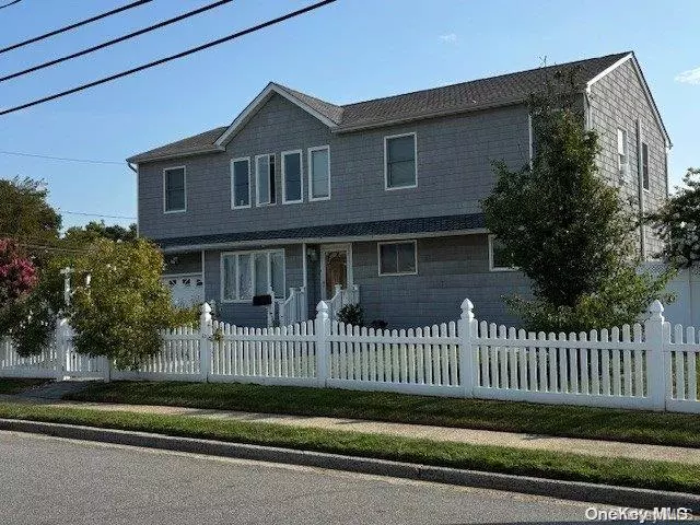 Lindenhurst, NY 11757,229 Riviera DR