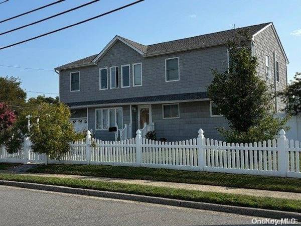 229 Riviera DR, Lindenhurst, NY 11757