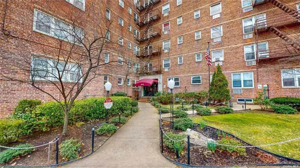 Forest Hills, NY 11375,66-92 Selfridge ST #3I