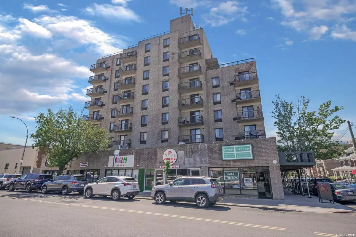 Bayside, NY 11361,213-02 42 AVE #4E