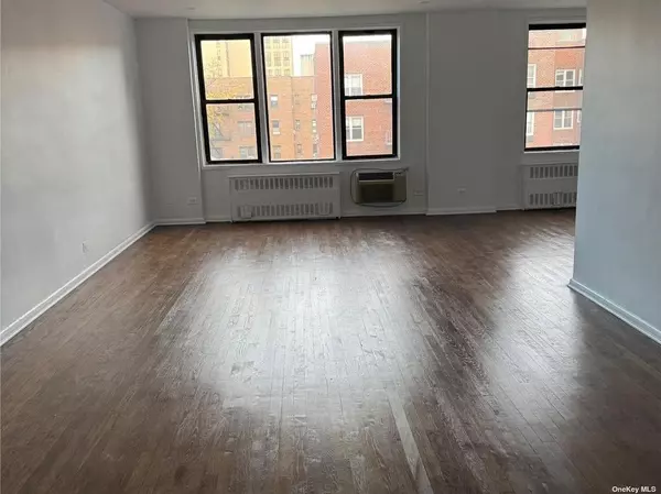 Rego Park, NY 11374,65-50 Wetherole ST #5V