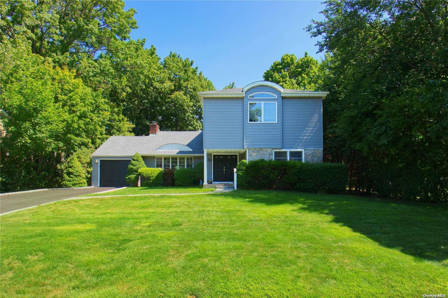 32 Fairfield LN, East Hills, NY 11577