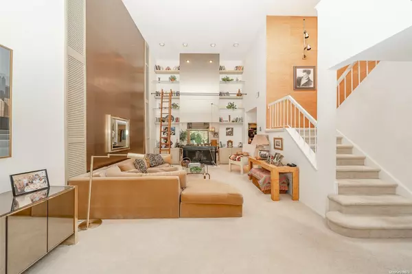 93 Southgate CIR #93, Massapequa Park, NY 11762