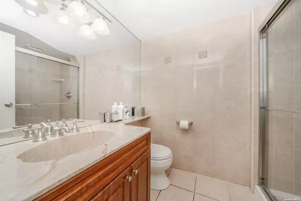 Massapequa Park, NY 11762,93 Southgate CIR #93