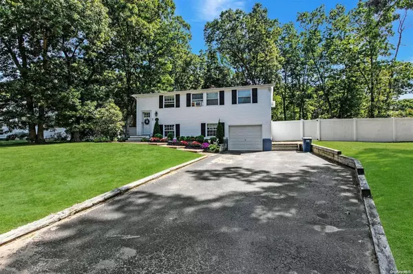 East Setauket, NY 11733,30 Mayflower LN