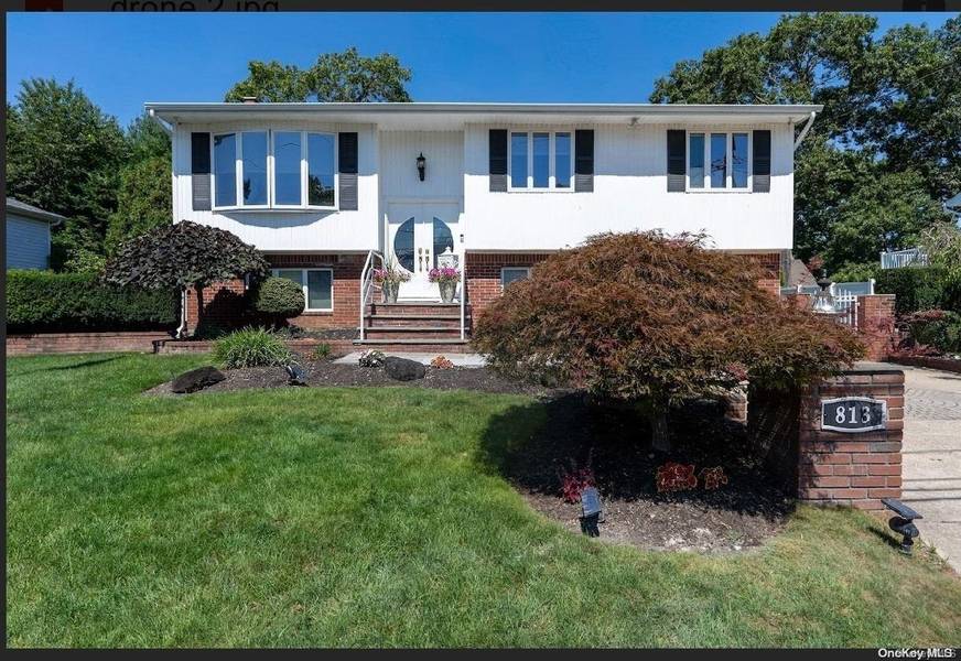 813 Stanley ST, West Islip, NY 11795