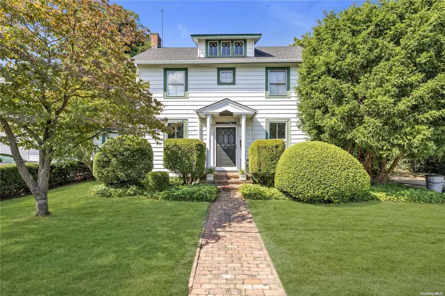 20 Clifford PL, East Norwich, NY 11732