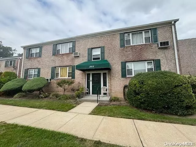 Valley Stream, NY 11580,988 Fenwood DR #1