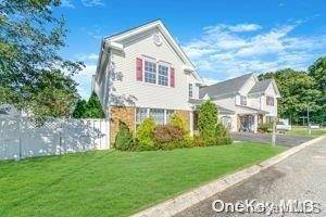 9 Lavern DR, Middle Island, NY 11953