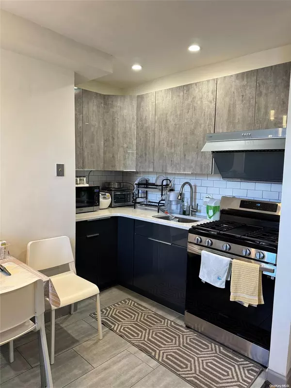 Flushing, NY 11355,42-40 Bowne St #3F