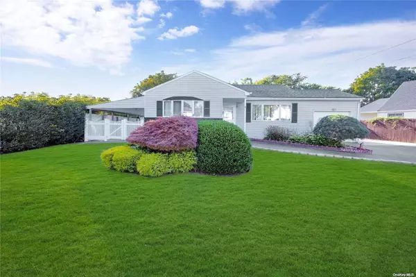 8 Glenda DR, Deer Park, NY 11729