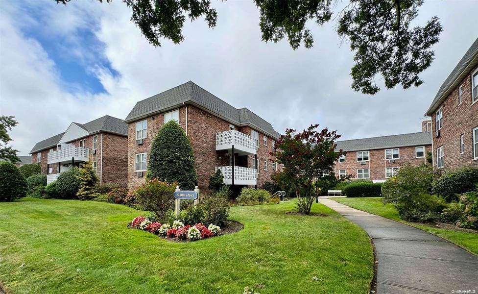 20 Daley PL #224, Lynbrook, NY 11563