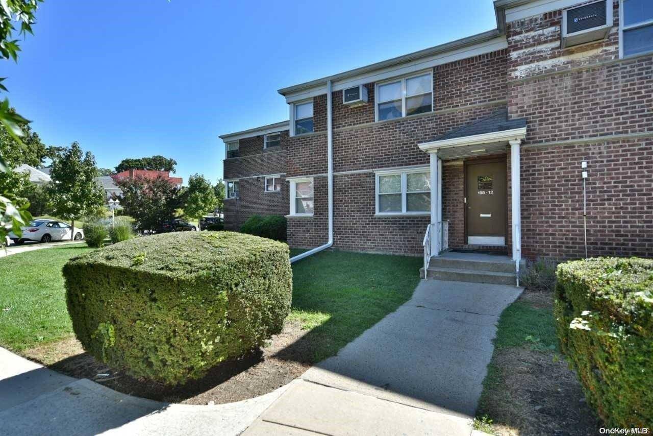 198-12 Pompeii AVE #B, Holliswood, NY 11423