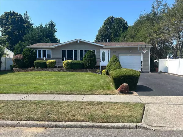 Commack, NY 11725,33 Hayrick LN