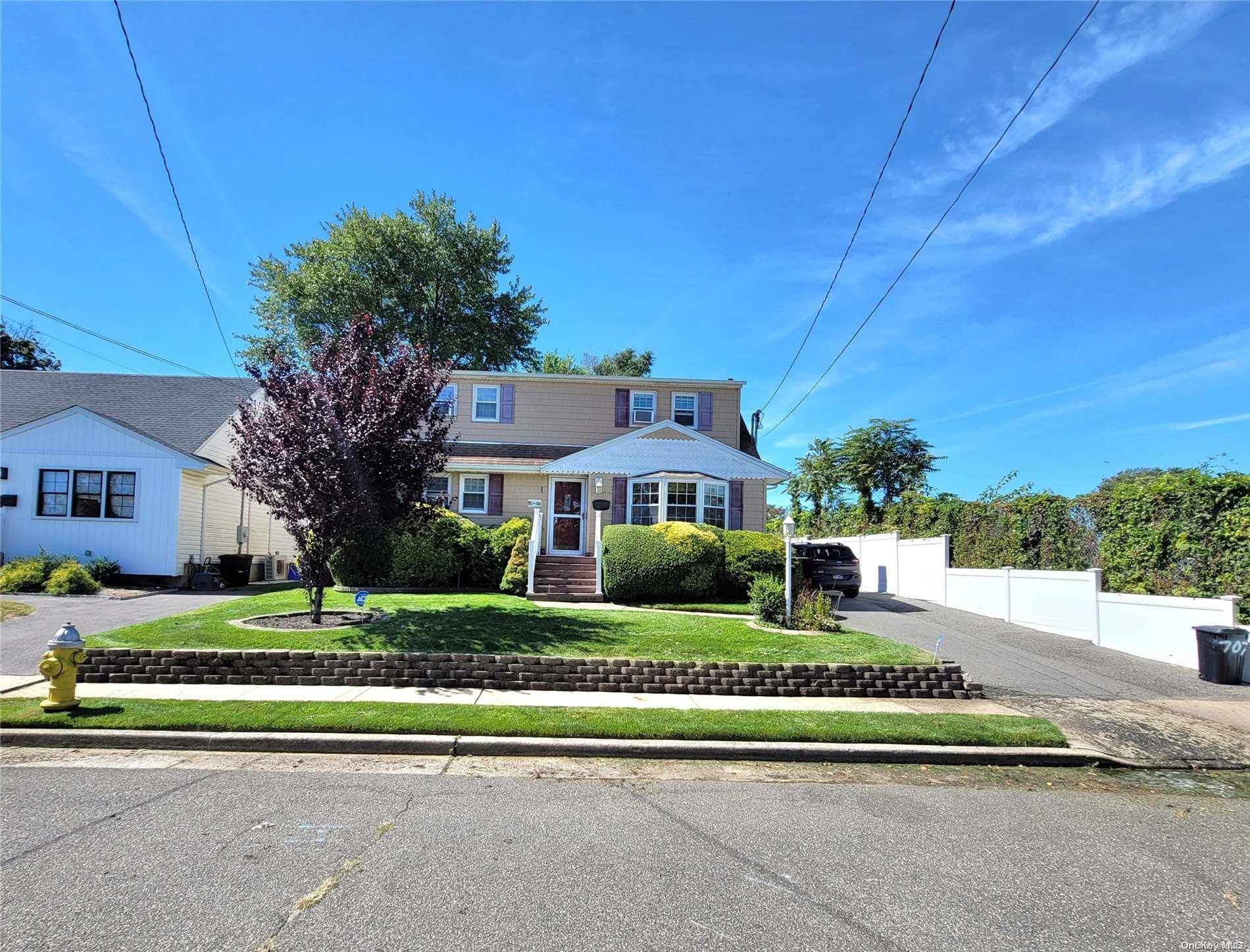 707 Pecan ST,  Lindenhurst,  NY 11757