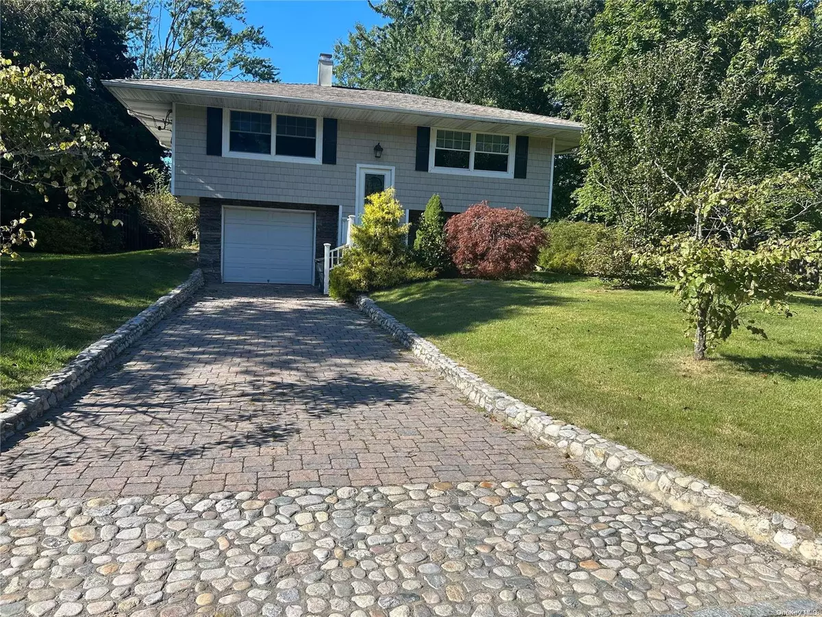 East Setauket, NY 11733,17 Partridge LN