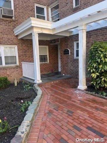 70 Knigthsbridge RD #3H, Great Neck, NY 11021