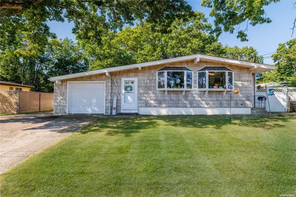 38 Kayron DR, Ronkonkoma, NY 11779