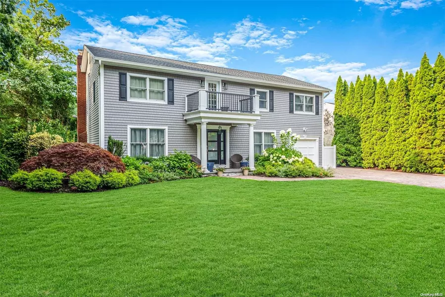 60 Middlesex AVE, Oakdale, NY 11769