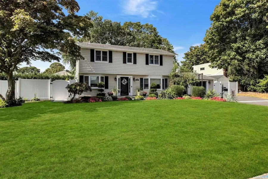 110 Dale DR, Oakdale, NY 11769