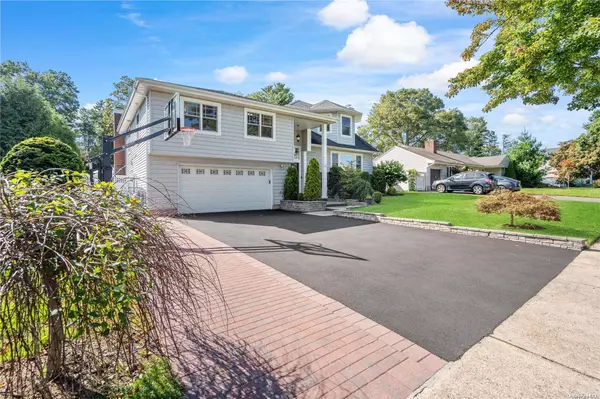 Syosset, NY 11791,17 Azalea DR