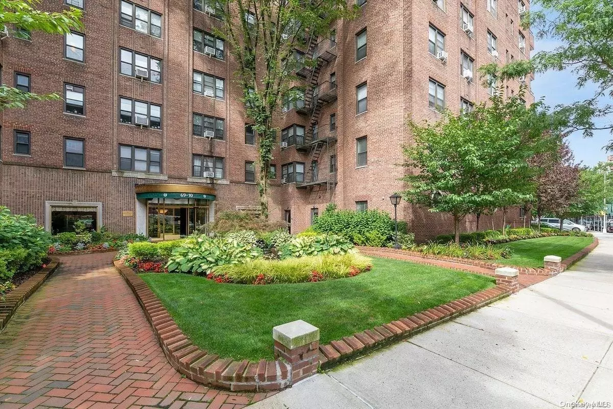 Forest Hills, NY 11375,69-10 Yellowstone BLVD #616