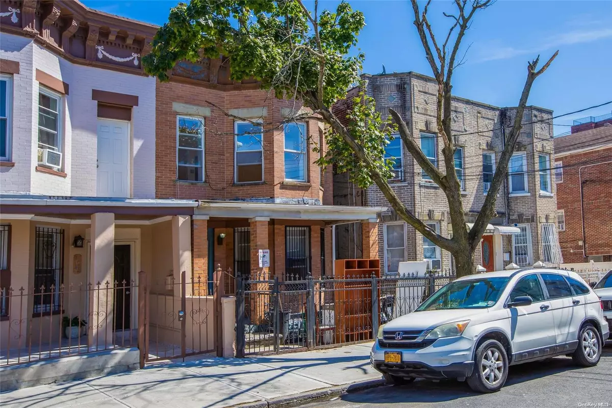 East Elmhurst, NY 11369,32-45 105th ST