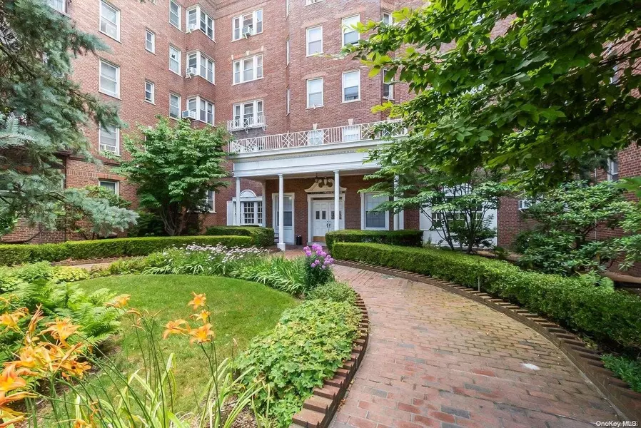 84-49 168 ST #5C, Jamaica Hills, NY 11432