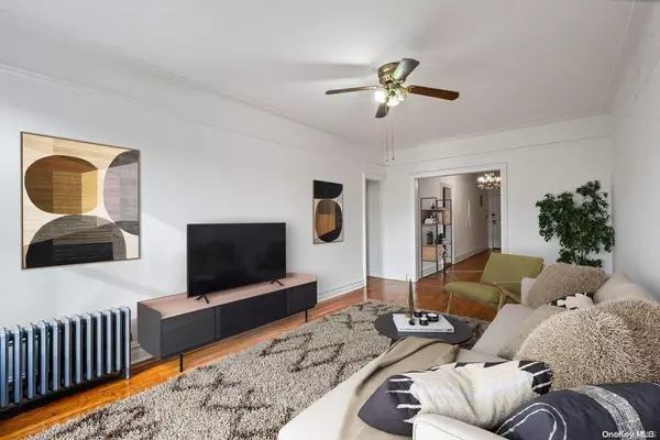 Jackson Heights, NY 11372,83-10 35 AVE #5L