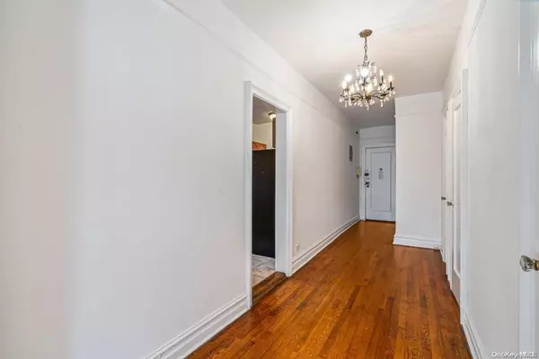 Jackson Heights, NY 11372,83-10 35 AVE #5L