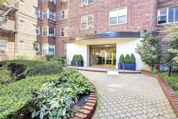 Forest Hills, NY 11375,68-61 Yellowstone BLVD #314