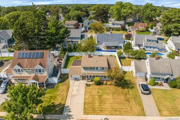 Wantagh, NY 11793,32 Russet LN