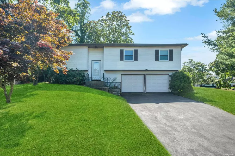 2 Sandpiper LN, Centereach, NY 11720