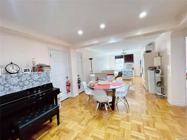 Flushing, NY 11354,142-05 Roosevelt AVE #220