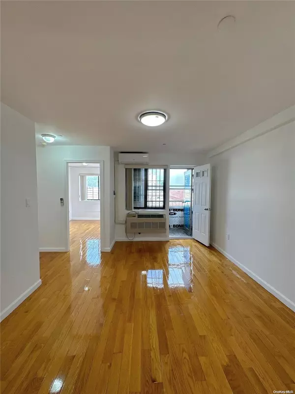 Elmhurst, NY 11373,85-23 Broadway #6C