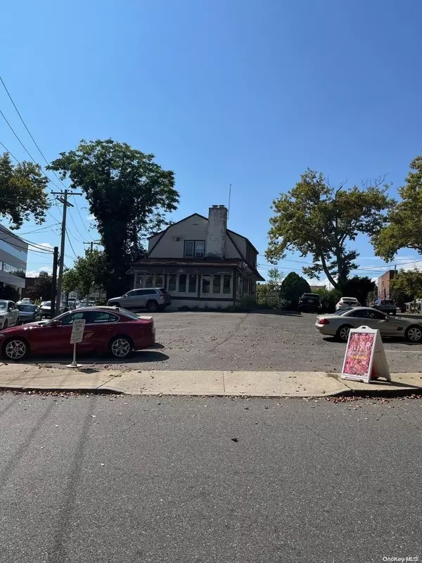 Manhasset, NY 11030,42 Orchard ST