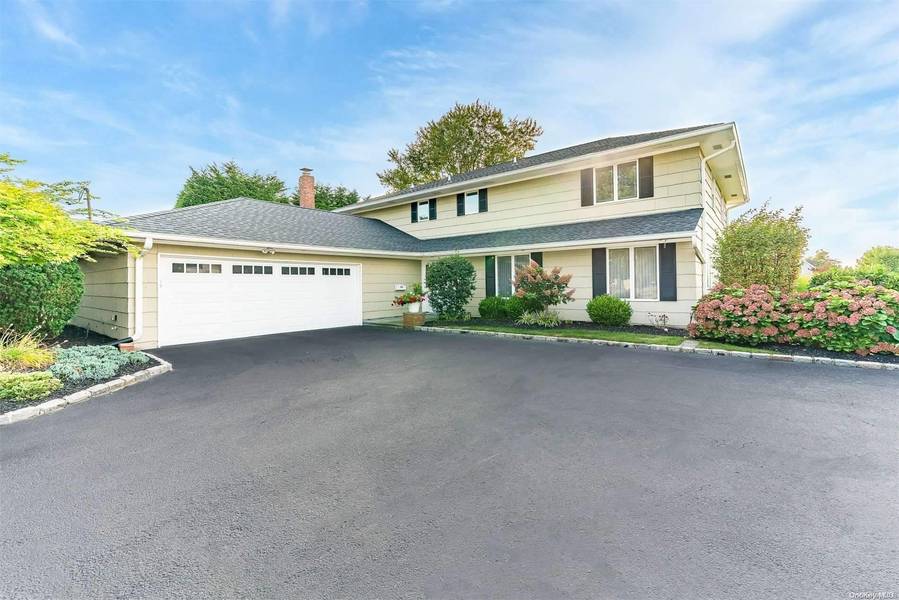 90 E Sequams LN, West Islip, NY 11795