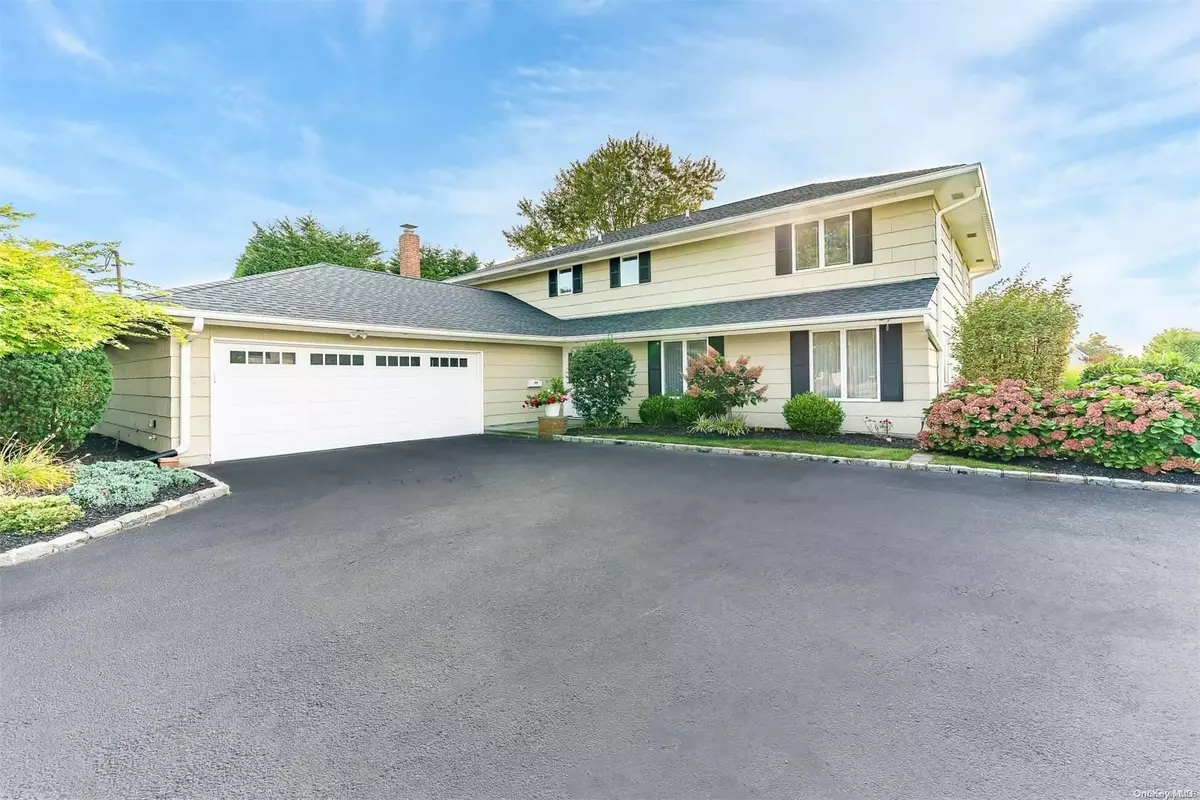 West Islip, NY 11795,90 E Sequams LN