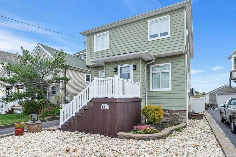 511 Venetian BLVD, Lindenhurst, NY 11757