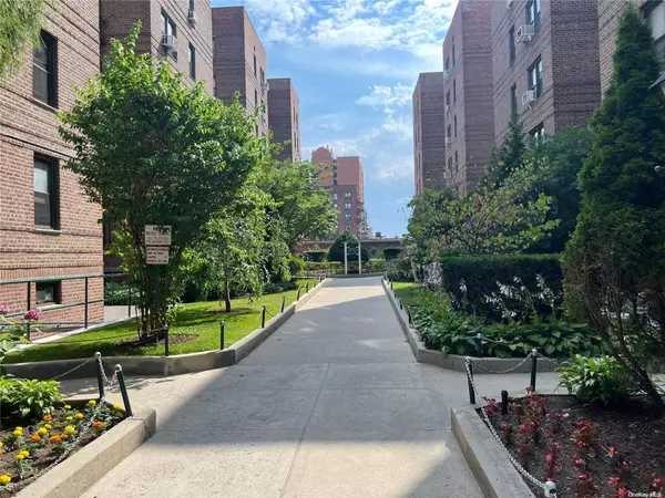 43-34 Union St #3L, Flushing, NY 11354