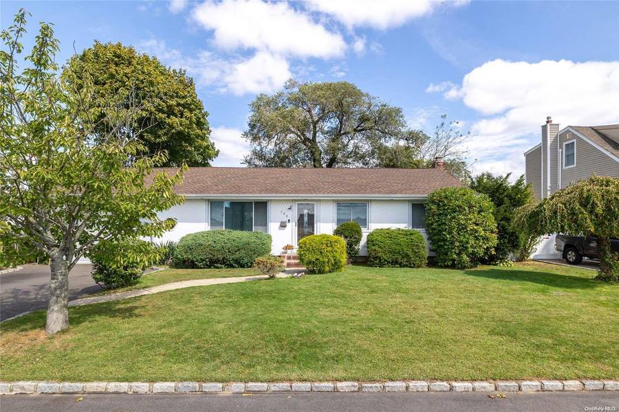 708 S 6th ST, Lindenhurst, NY 11757