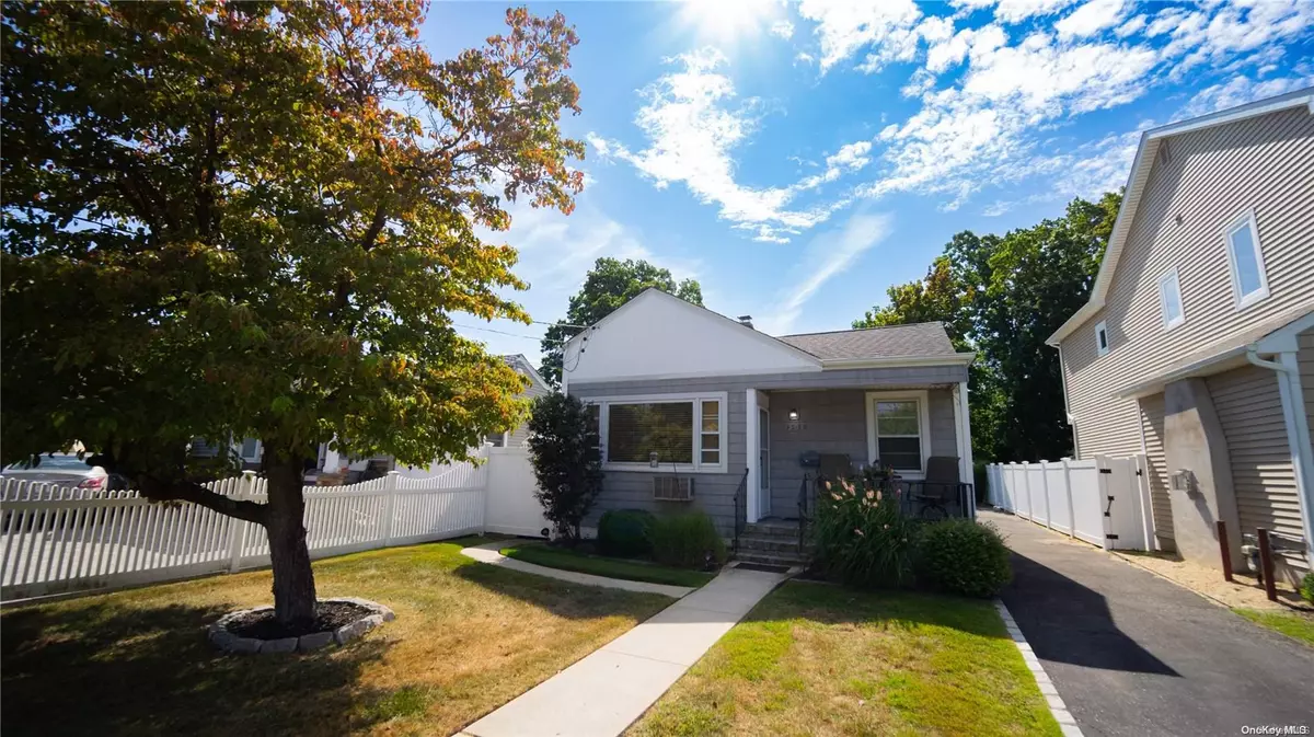 Wantagh, NY 11793,3530 Locust AVE