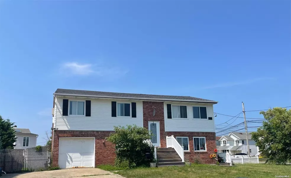 4 Bay PL, Lindenhurst, NY 11757